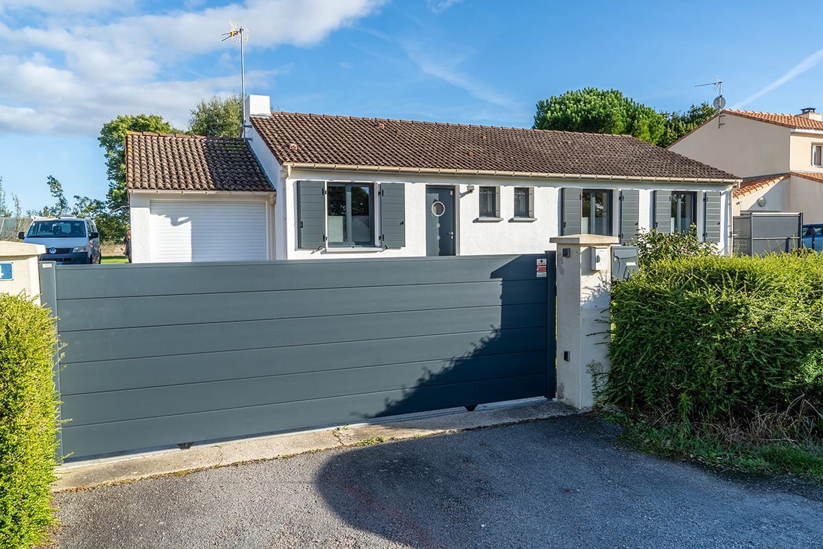 Portail coulissant alu gamme Optimo modèle Phénix - RAL7016