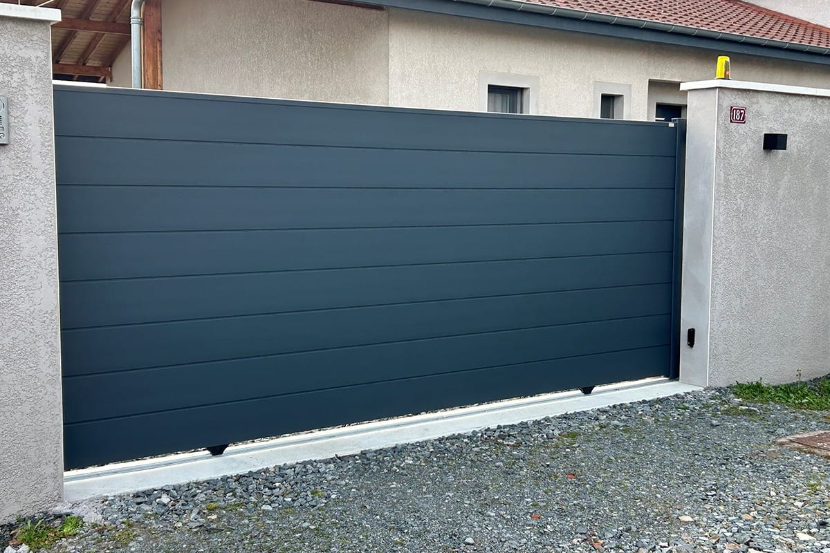 Portail coulissant alu gamme Optimo modèle Phénix - RAL7016