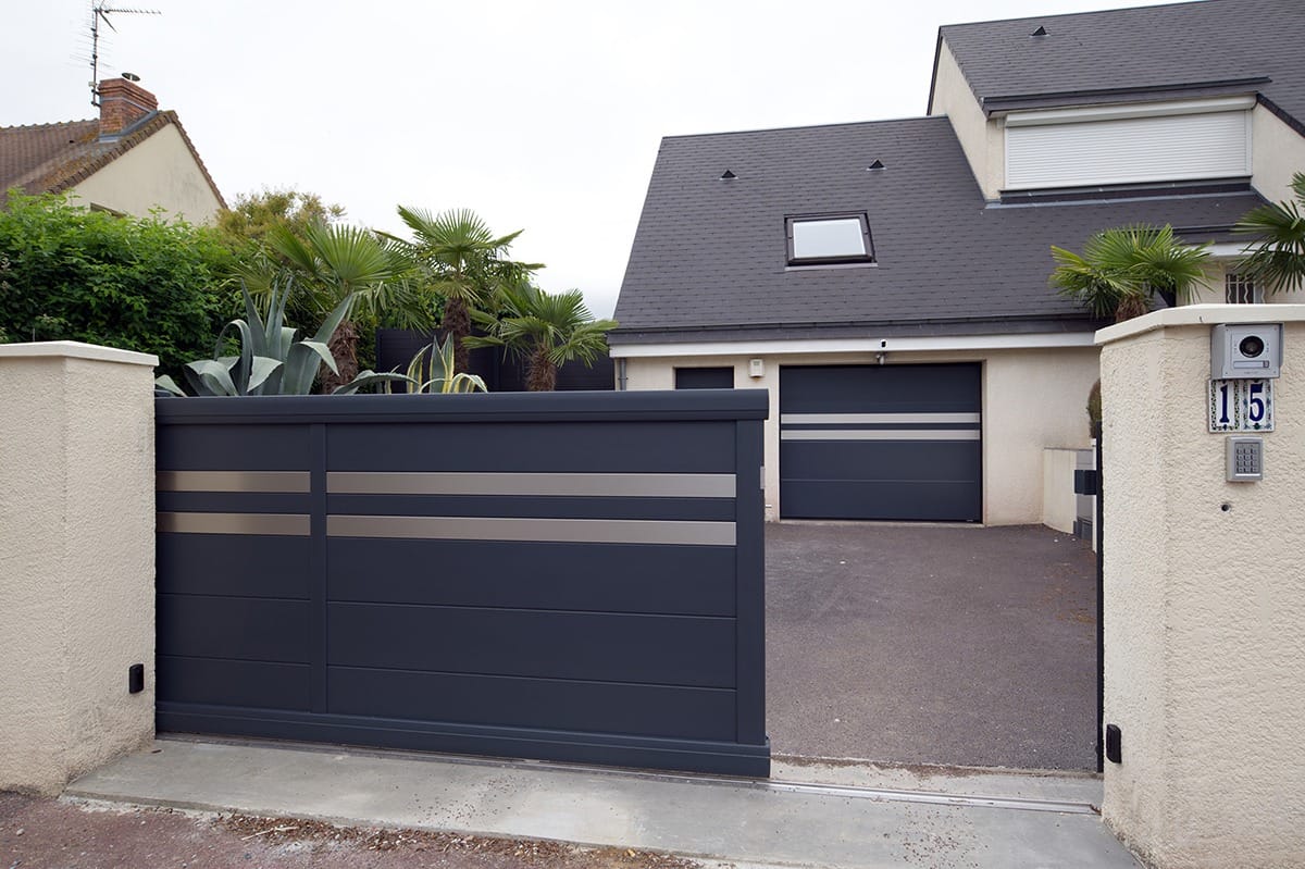 Portail coulissant alu gamme Signature modèle Origin 255 décor Équilibre - RAL7016