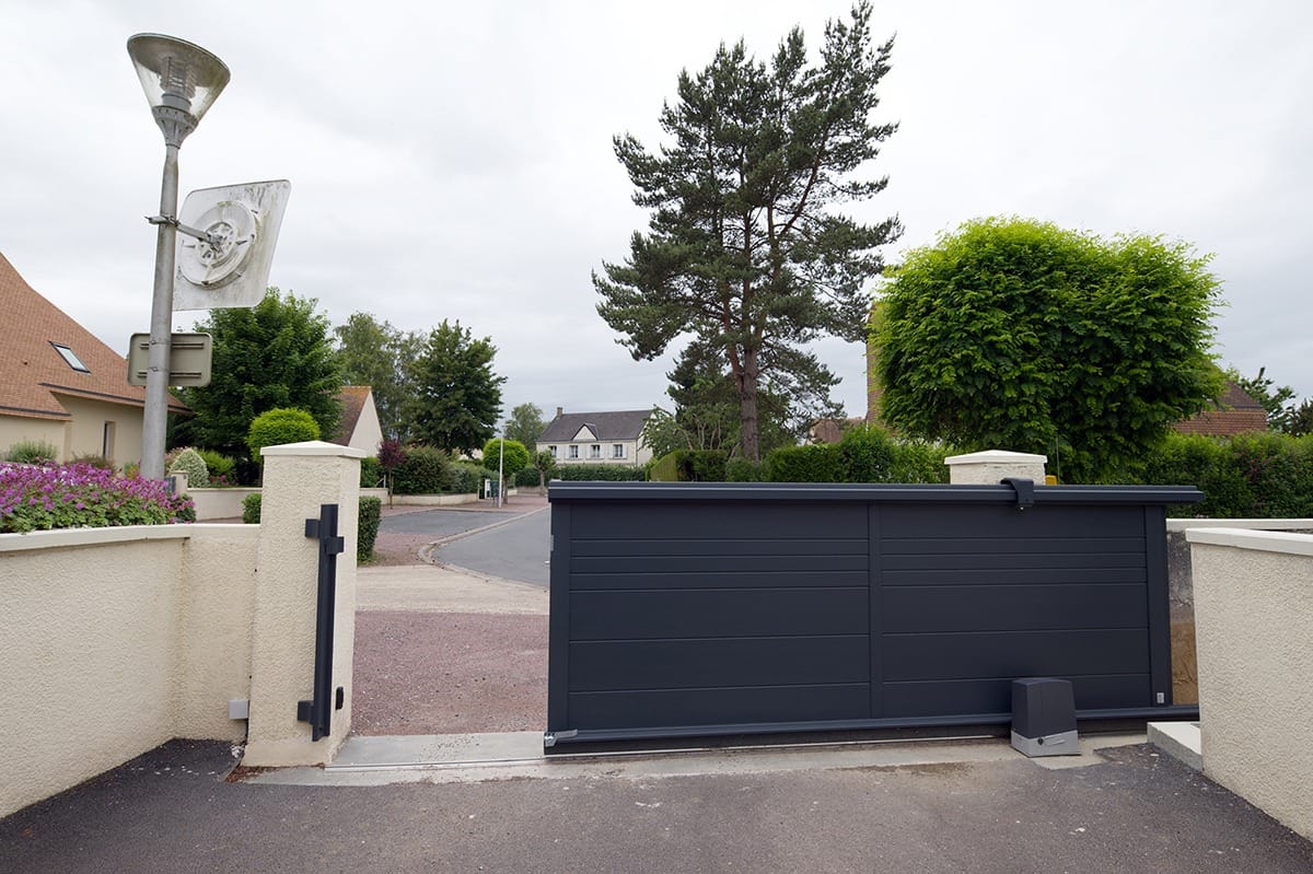 Portail coulissant alu gamme Signature modèle Origin 255 décor Équilibre - RAL7016