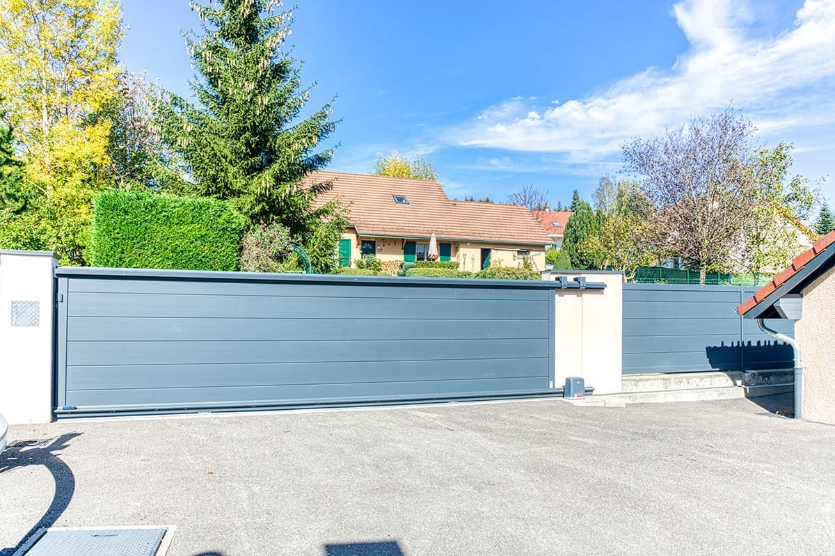 Portail coulissant alu gamme Signature modèle Origin 255 - RAL7016