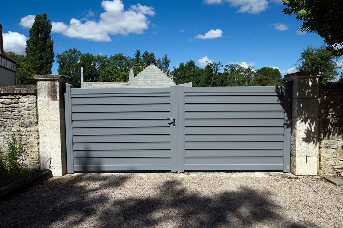 Portail battant alu gamme Signature modèle Origin Brise-vent - RAL7037