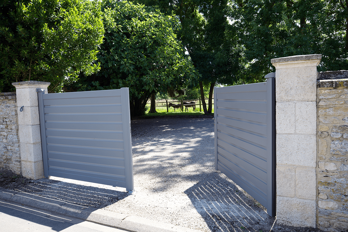 Portail battant Signature Origin lames brise-vent RAL 7037