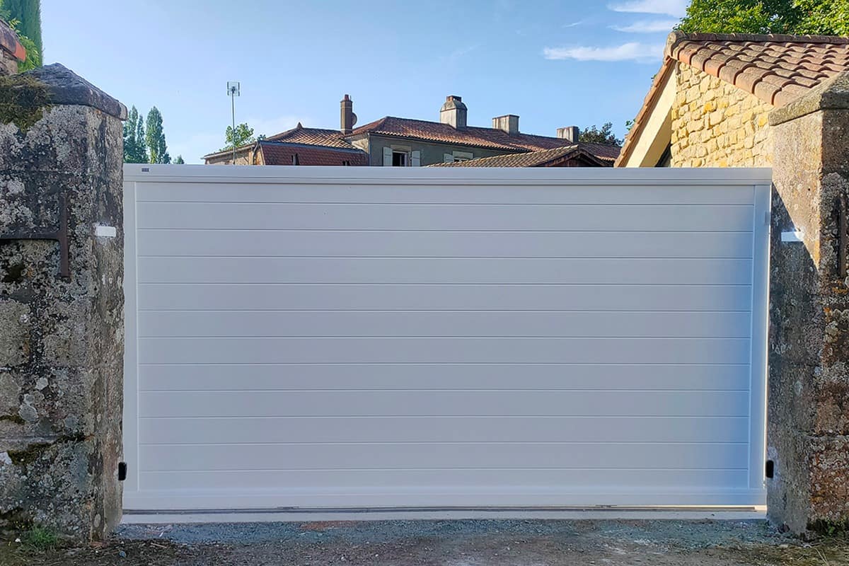 Portail coulissant alu gamme Signature modèle Origin 170 - RAL9016