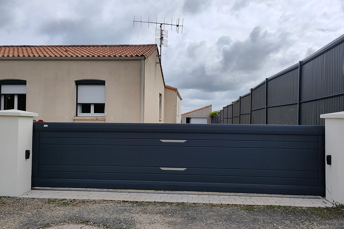 Portail coulissant alu gamme Signature modèle Origin 255 décor Esquif - RAL7016