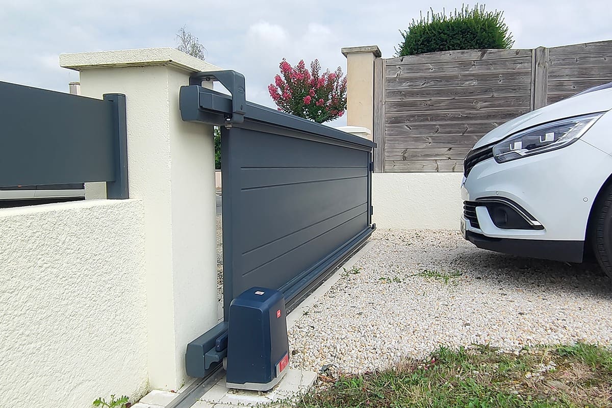 Portail coulissant alu gamme Signature modèle Origin 255 décor Esquif - RAL7016