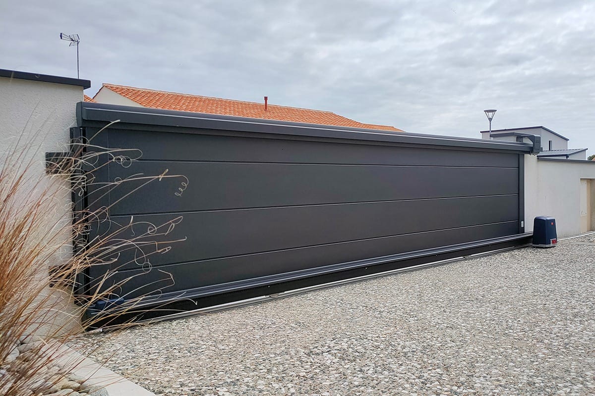 Portail coulissant alu gamme Signature modèle Origin 255 - RAL2100