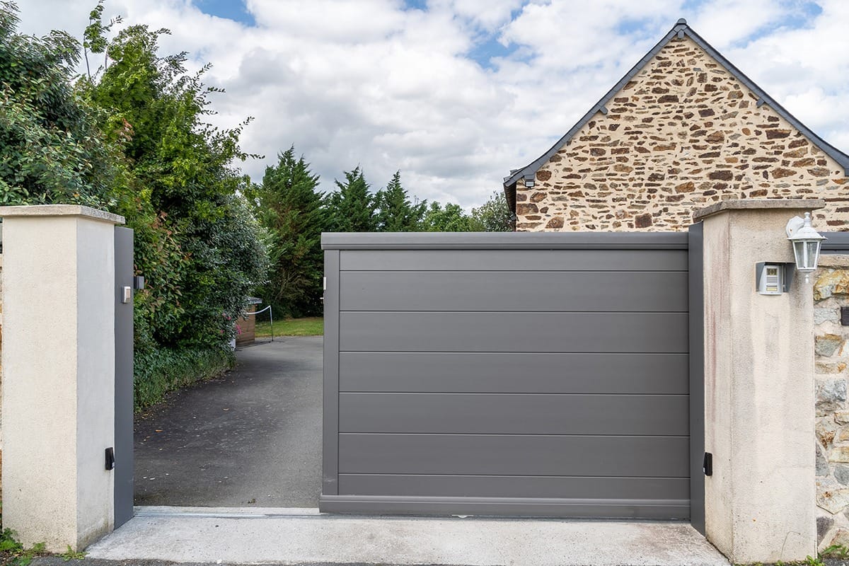 Portail coulissant alu gamme Signature modèle Origin 255 - RAL2900