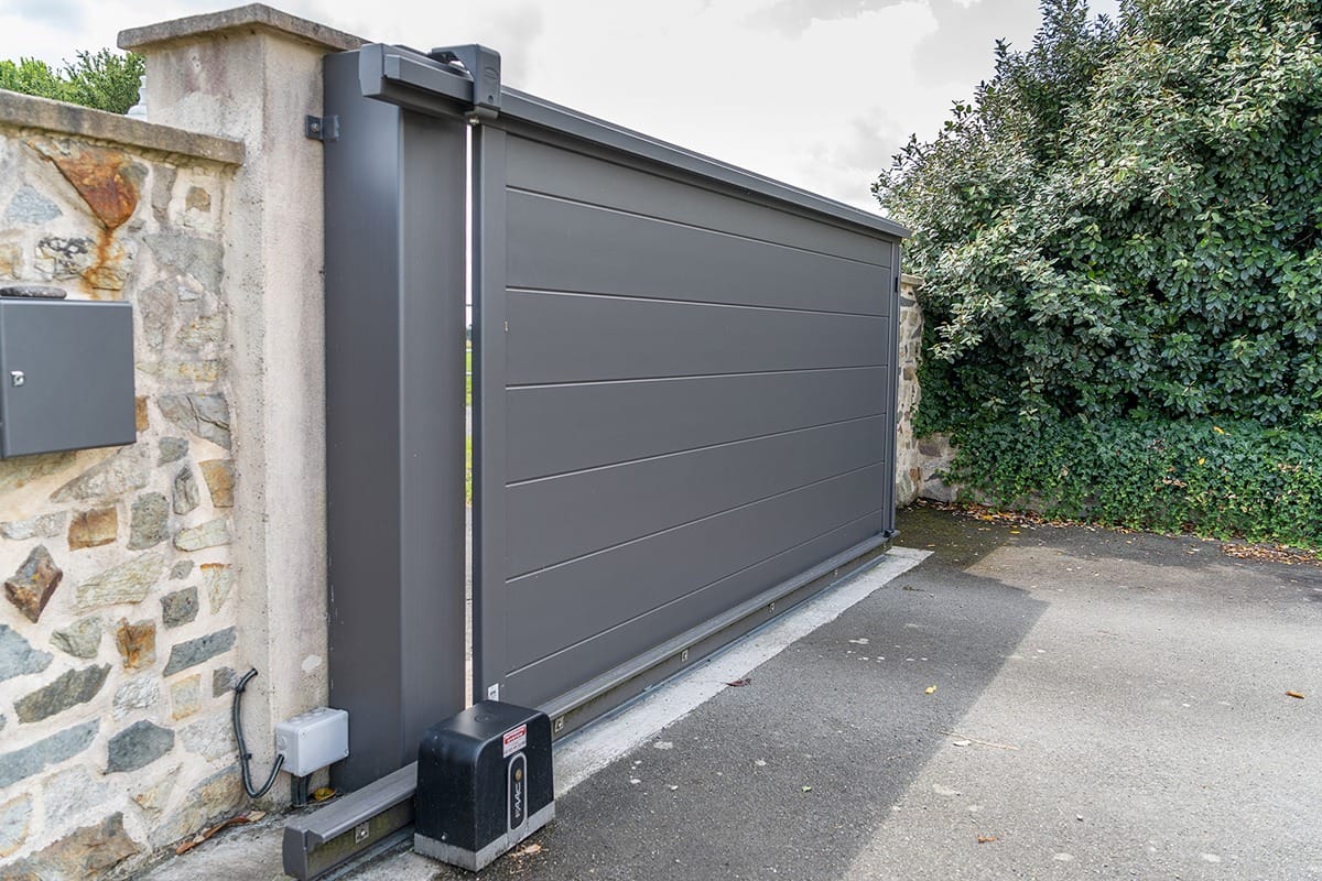 Portail coulissant alu gamme Signature modèle Origin 255 - RAL2900