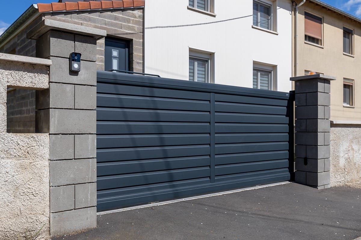 Portail coulissant alu gamme Signature modèle Origin Brise-vent - RAL7016