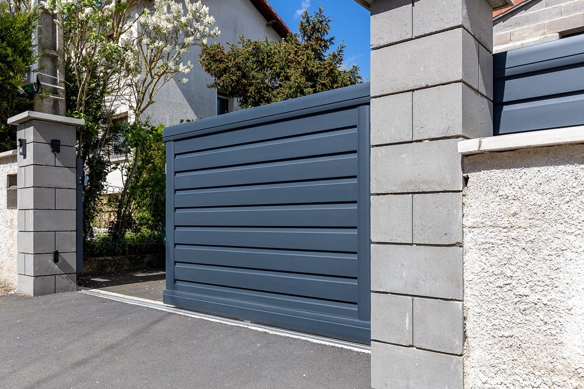 Portail coulissant alu gamme Signature modèle Origin Brise-vent - RAL7016