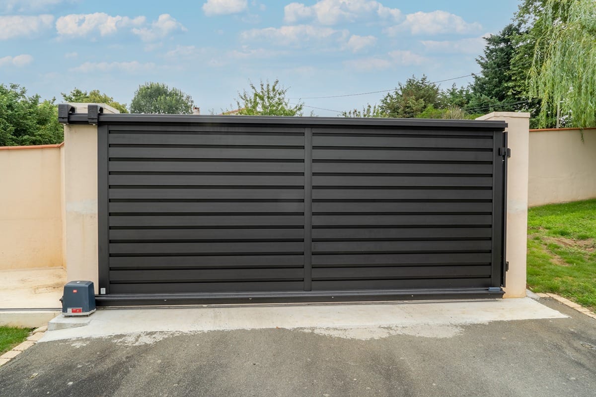 Portail coulissant alu gamme Signature modèle Origin Brise-vent- RAL9005