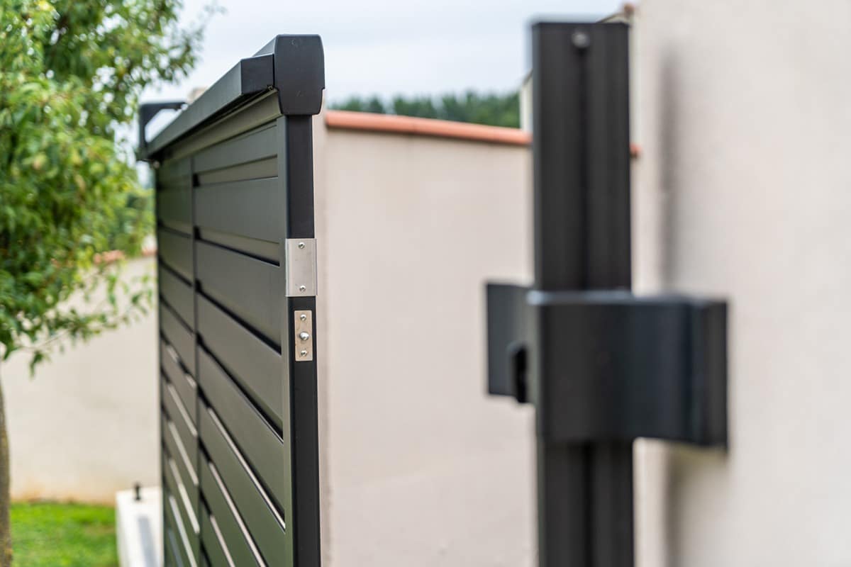 Portail coulissant alu gamme Signature modèle Origin Brise-vent- RAL9005