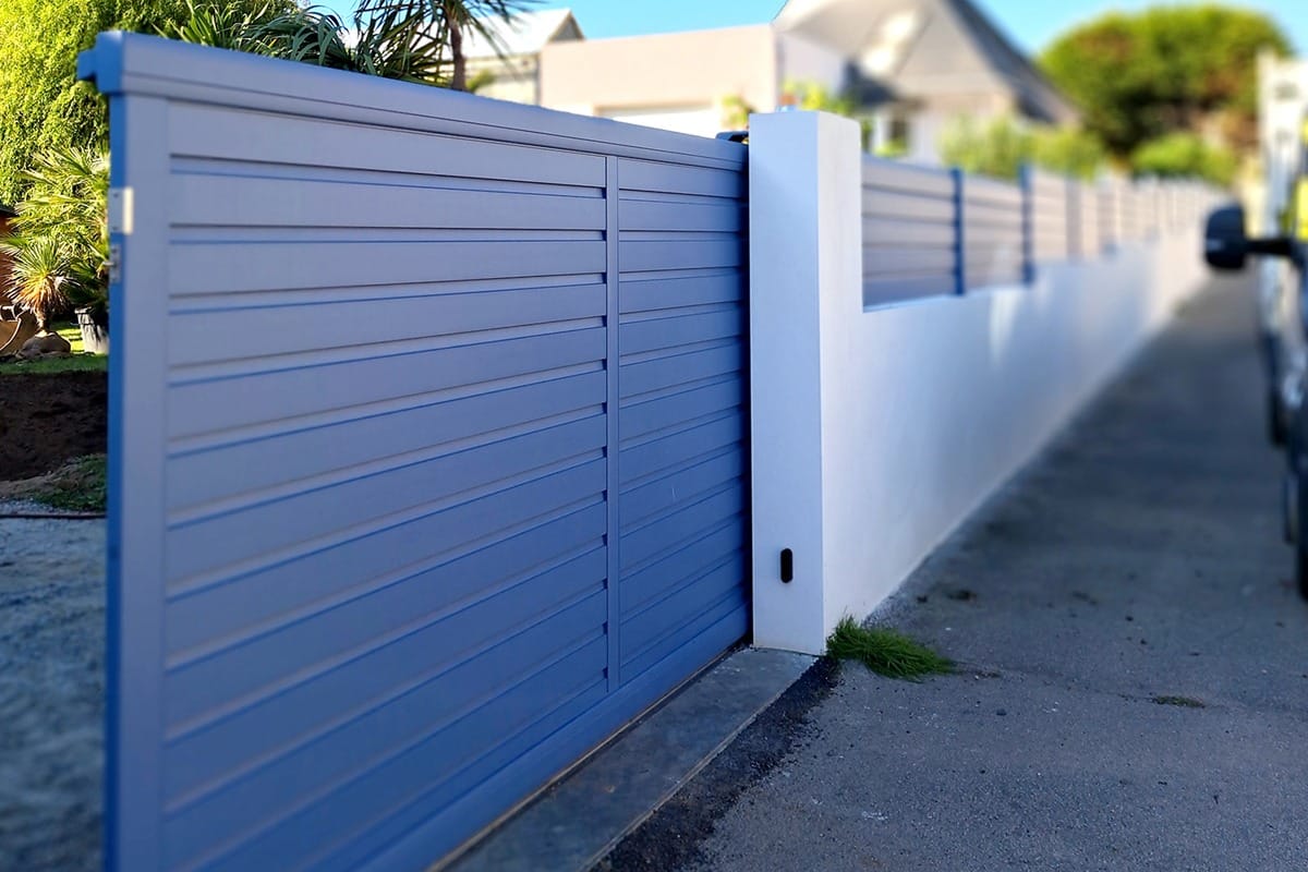 Portail coulissant alu gamme Signature modèle Origin brise-vent - RAL5014