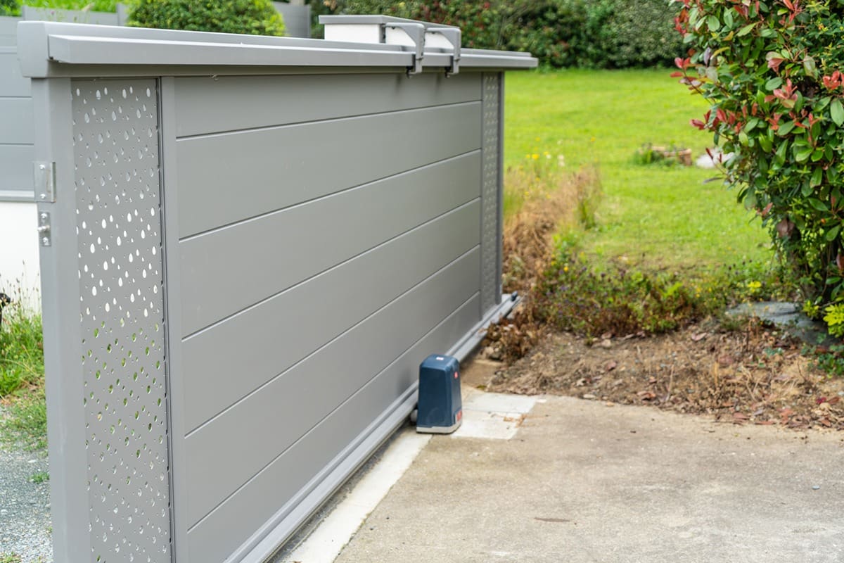 Portail coulissant alu gamme Signature modèle Arial 255 décor Bulles de savon - RAL9007