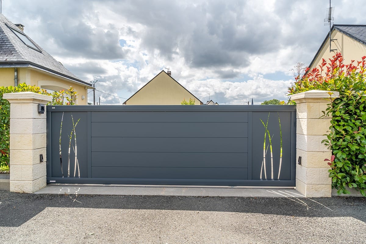 Portail coulissant alu gamme Signature modèle Arial 255 décor Herbage - RAL7016