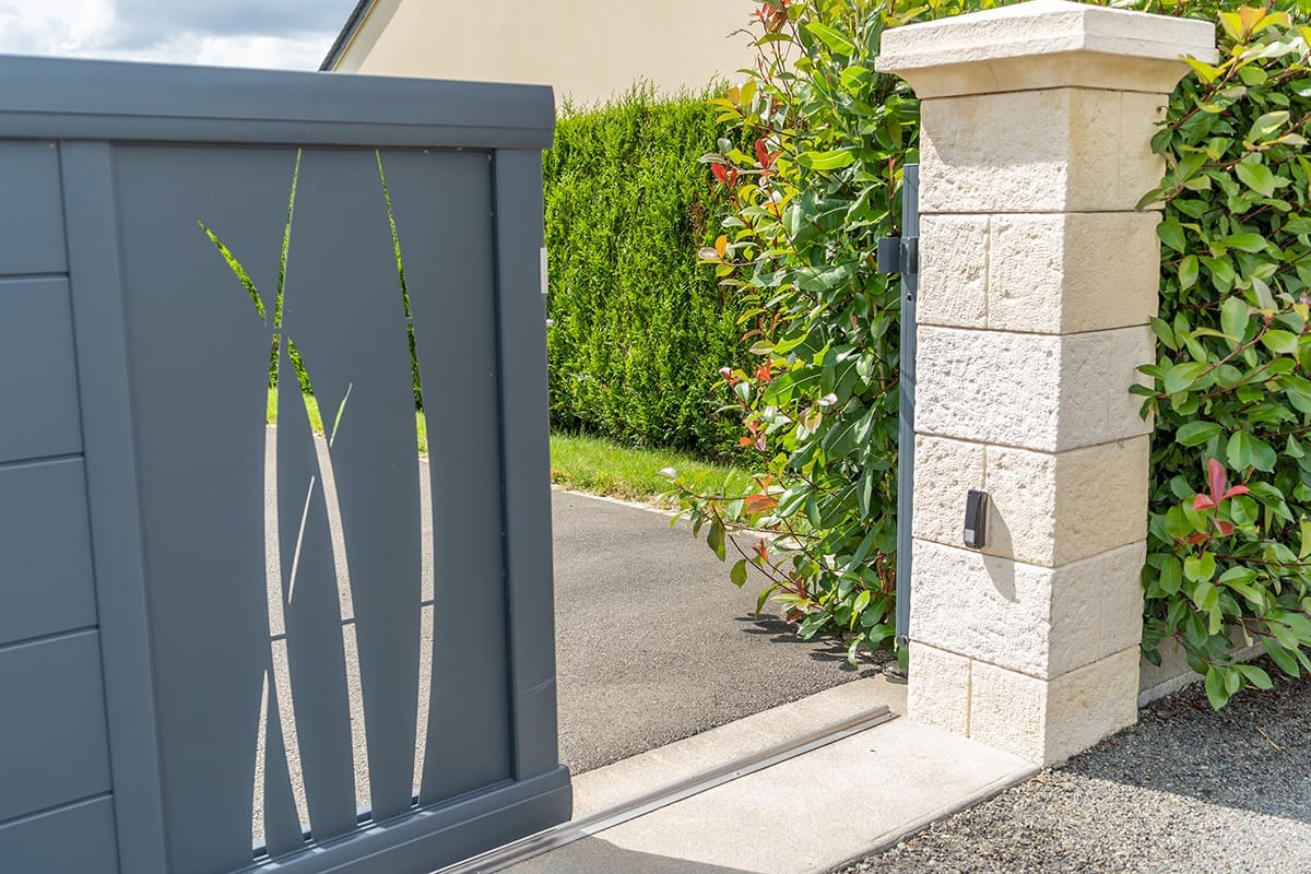 Portail coulissant alu gamme Signature modèle Arial 255 décor Herbage - RAL7016