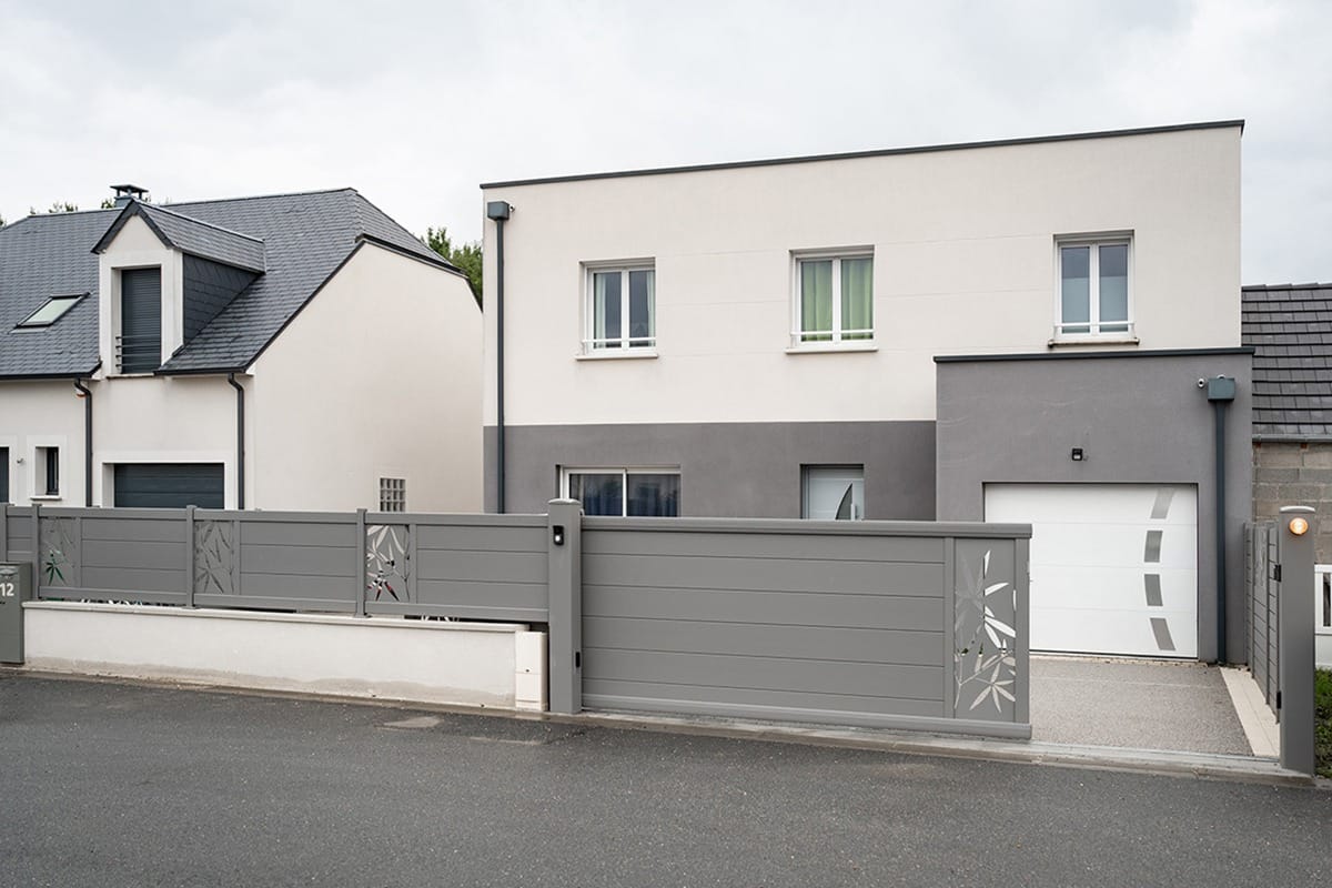 Portail coulissant alu gamme Signature modèle Arial 255 décor ramage - RAL9007