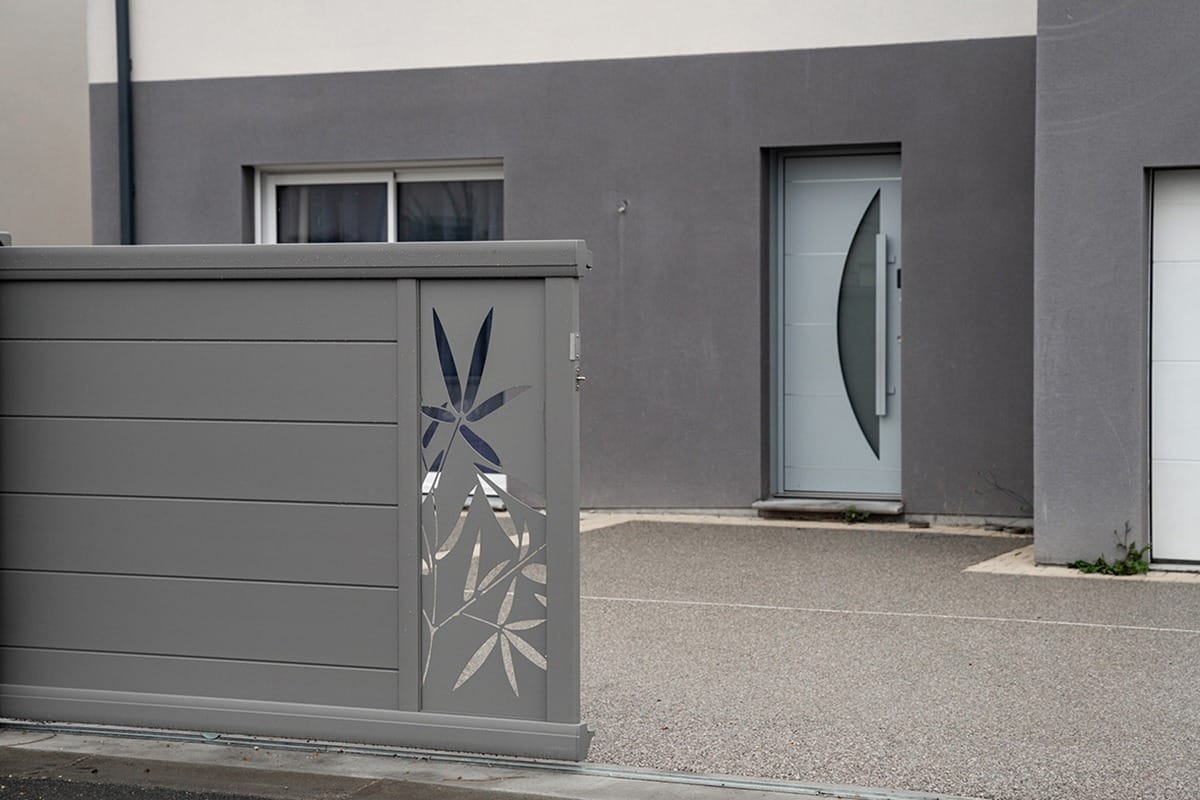 Portail coulissant alu gamme Signature modèle Arial 255 décor ramage - RAL9007