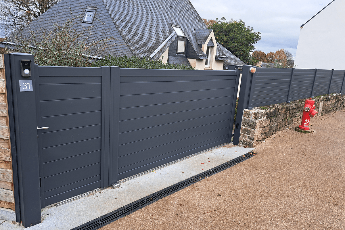 Portail coulissant avec portillon intégré Signature Origin lames 255 RAL 7016