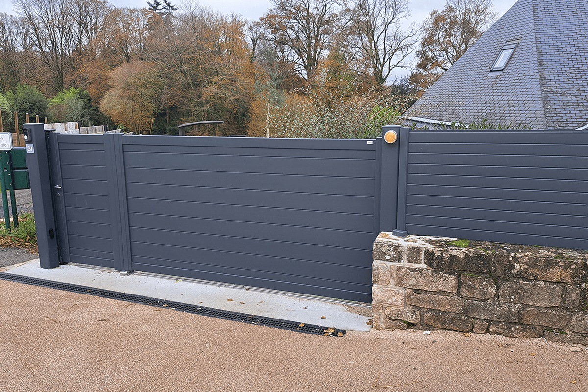 Portail coulissant avec portillon intégré Signature Origin lames 255 RAL 7016