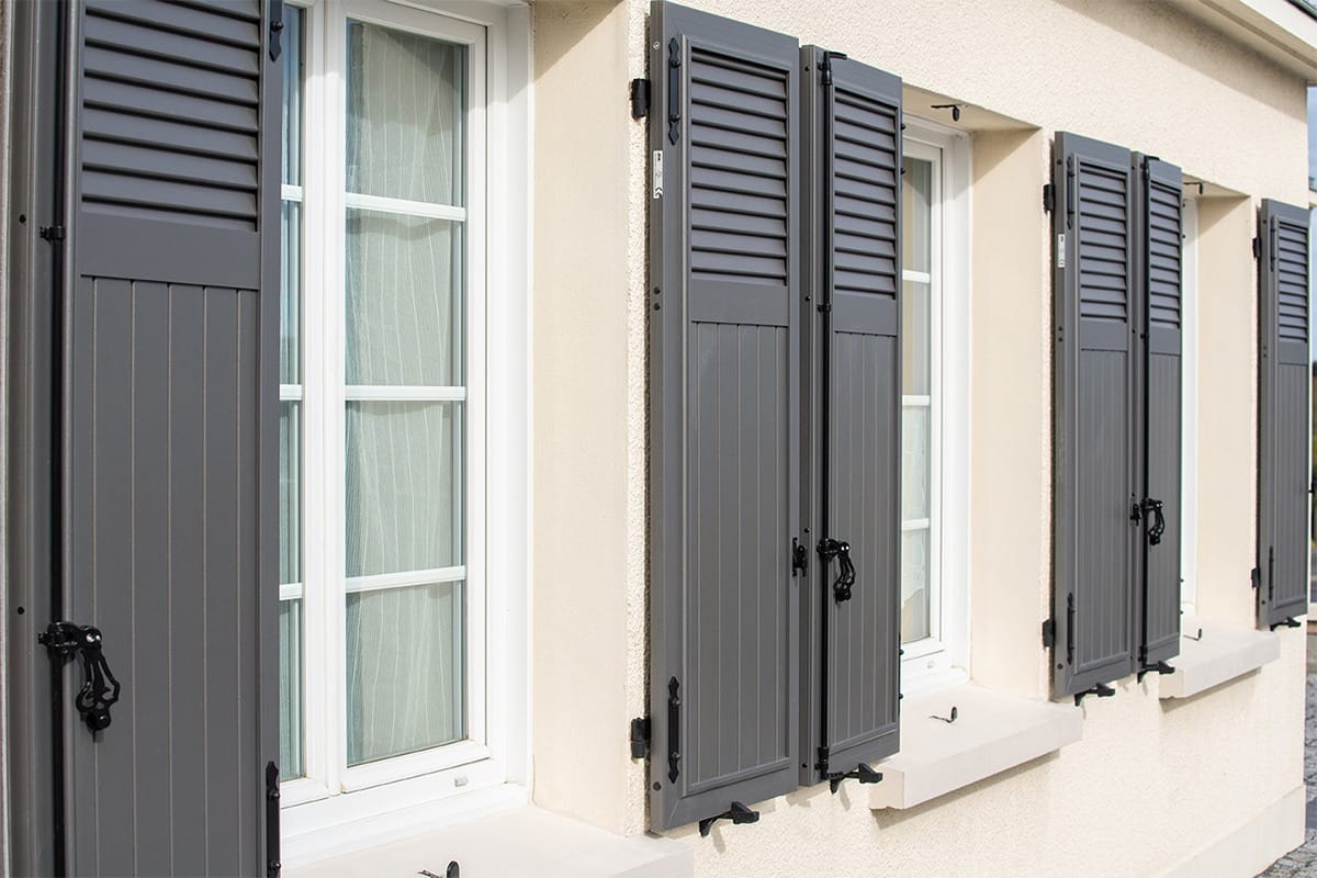 Volets battants gamme Intemporel modèle Iris - RAL2900