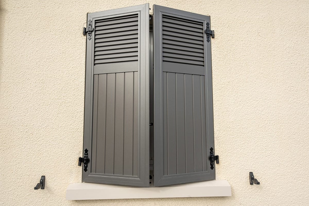 Volets battants gamme Intemporel modèle Iris - RAL2900