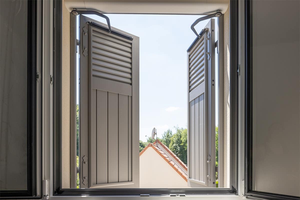 Volets battants gamme Intemporel modèle Iris - RAL9007