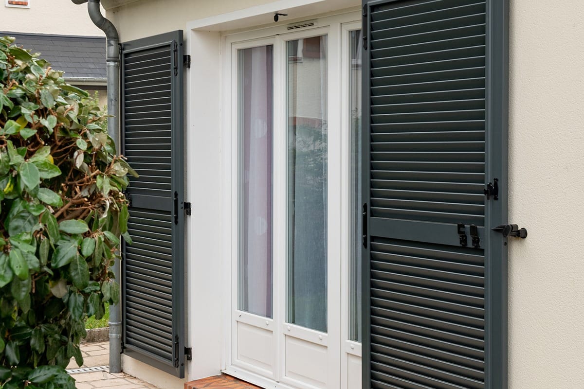 Volets battants gamme Intemporel modèle Pégase - RAL7016