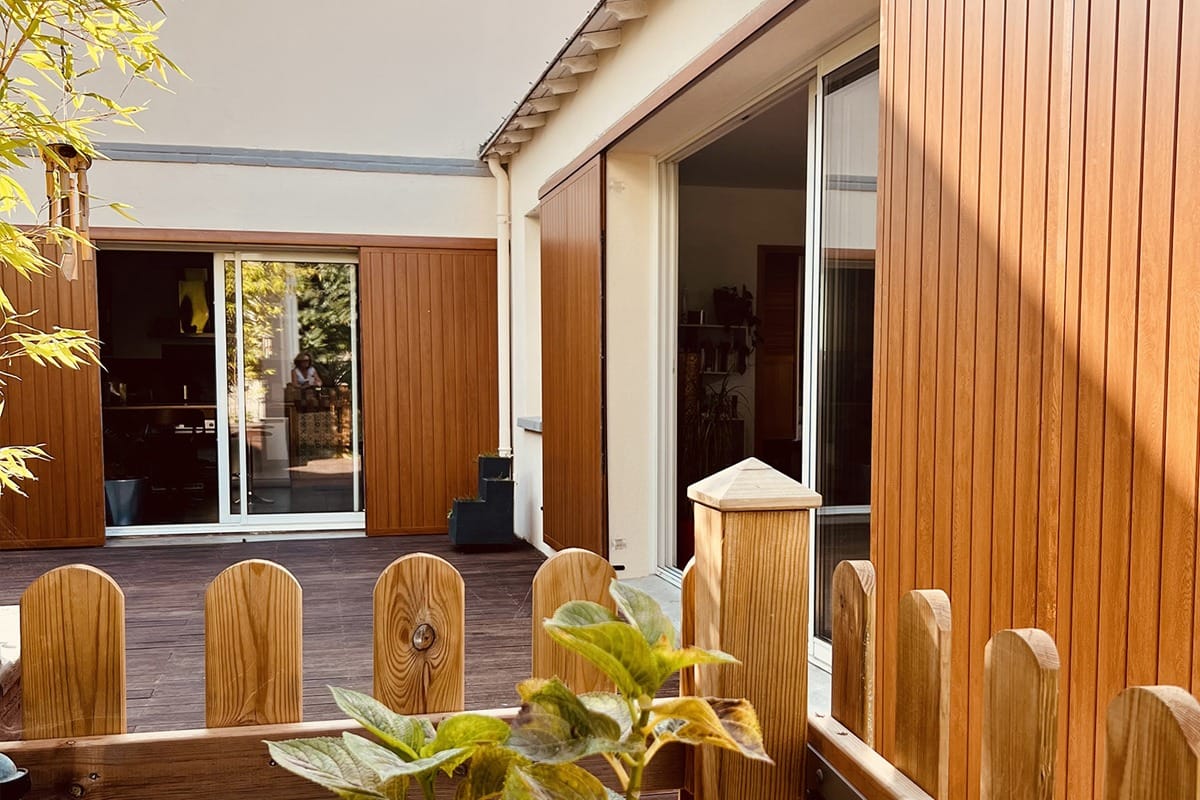 Volets coulissants gamme Élégance modèle Rubis - Chêne ambré